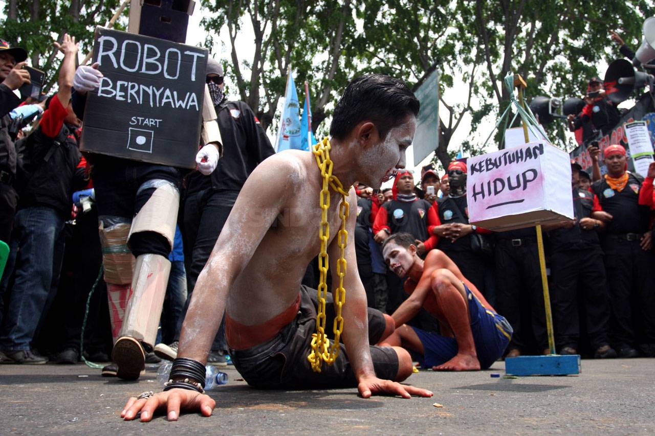 Buruh di Jakarta Tuntut...
