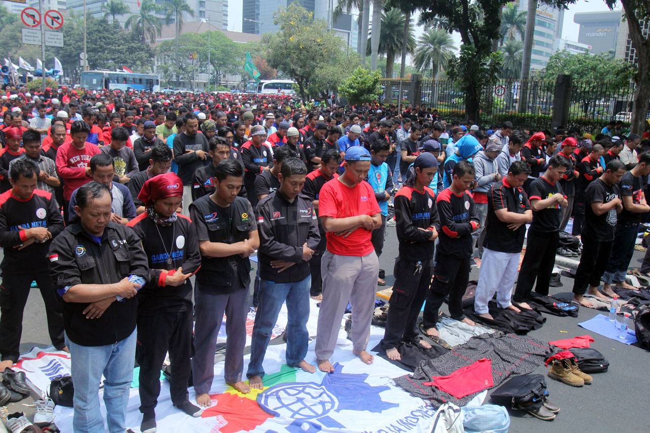 Puluhan Ribu Buruh Kepung...