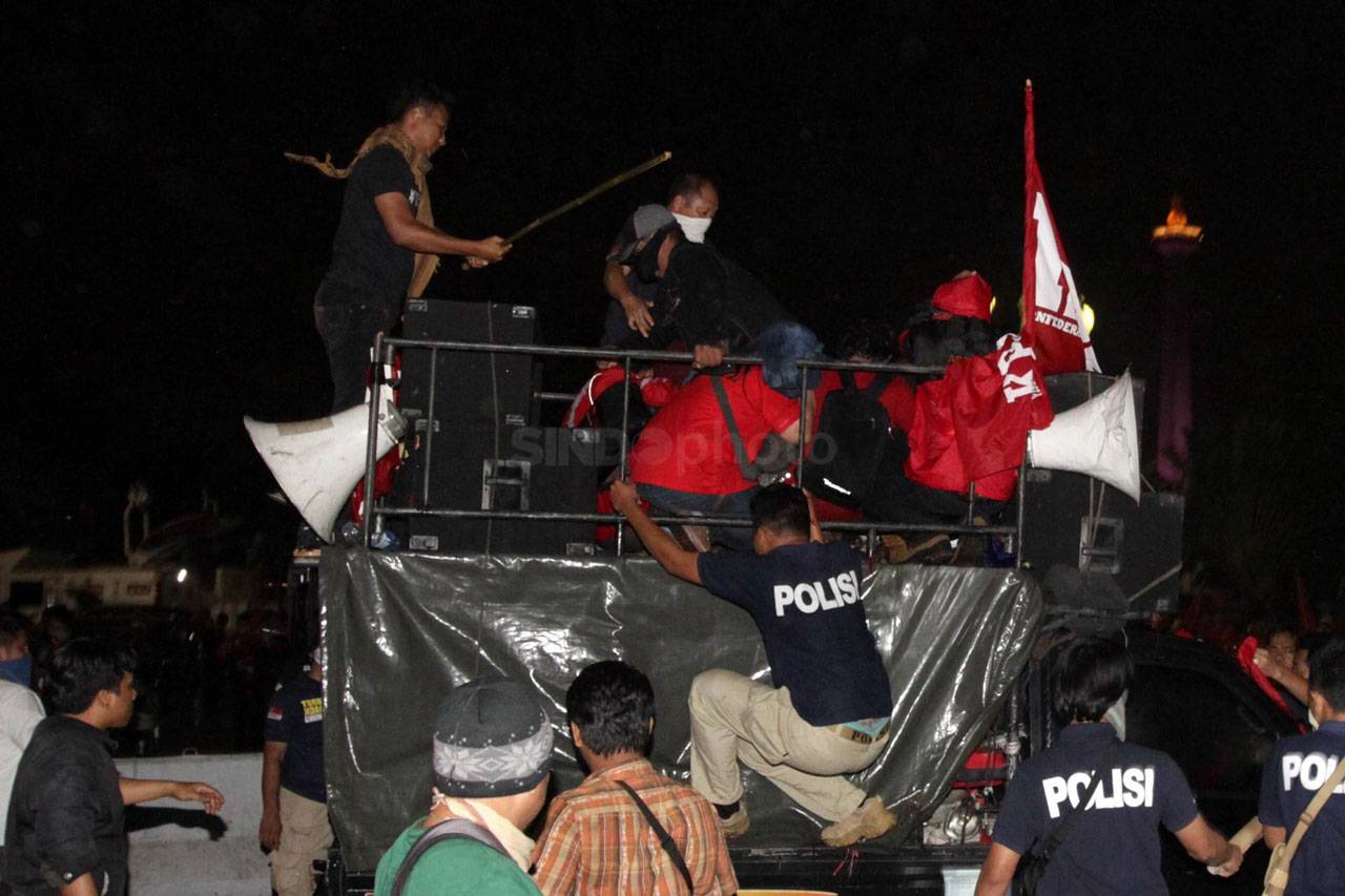 Polisi Bubarkan Paksa...
