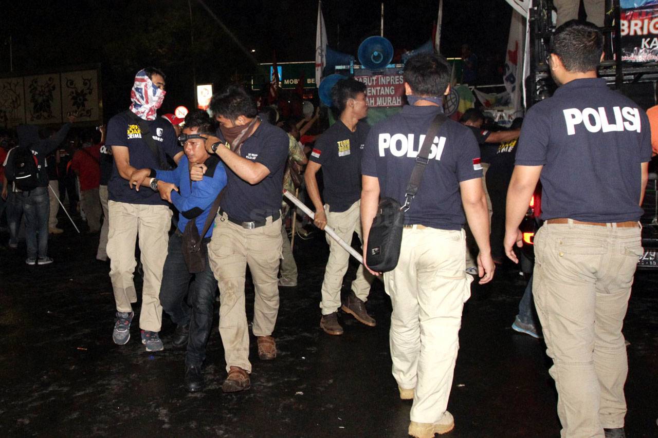 Polisi Bubarkan Paksa...
