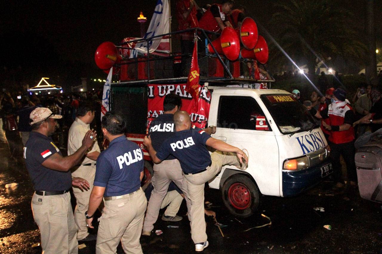 Polisi Bubarkan Paksa...