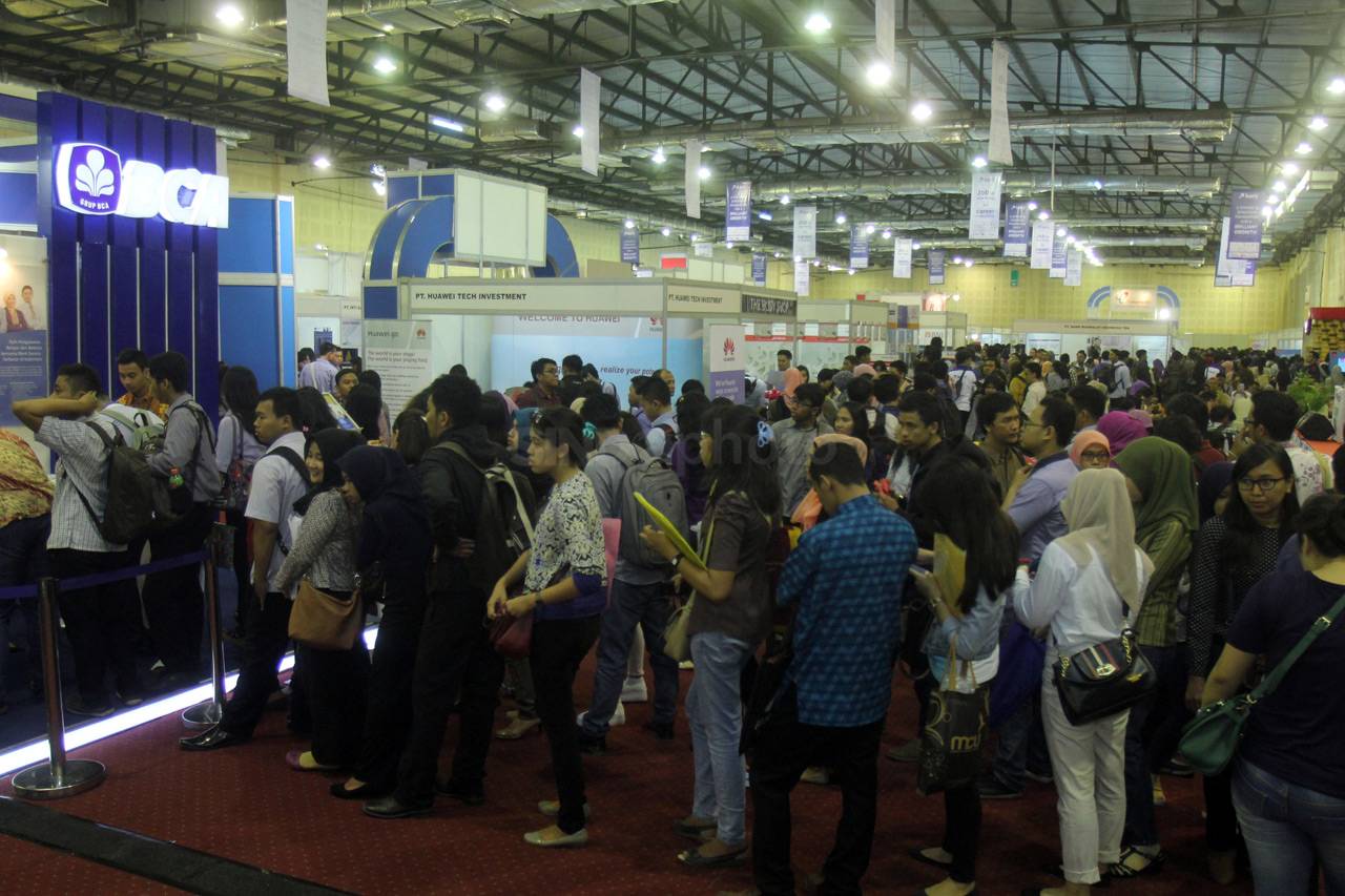 Ribuan Pencari Kerja...