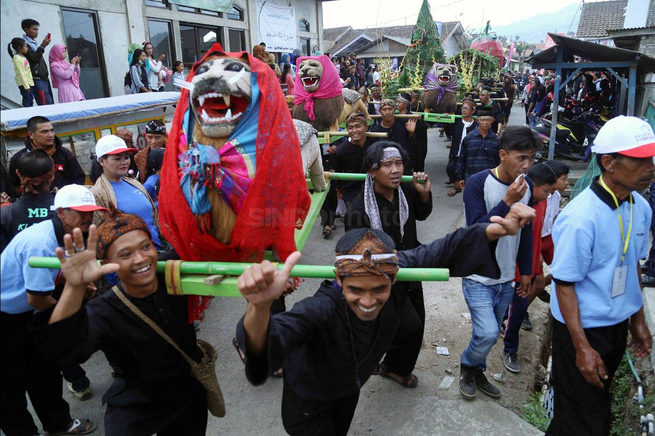 Tradisi Perang Tomat...