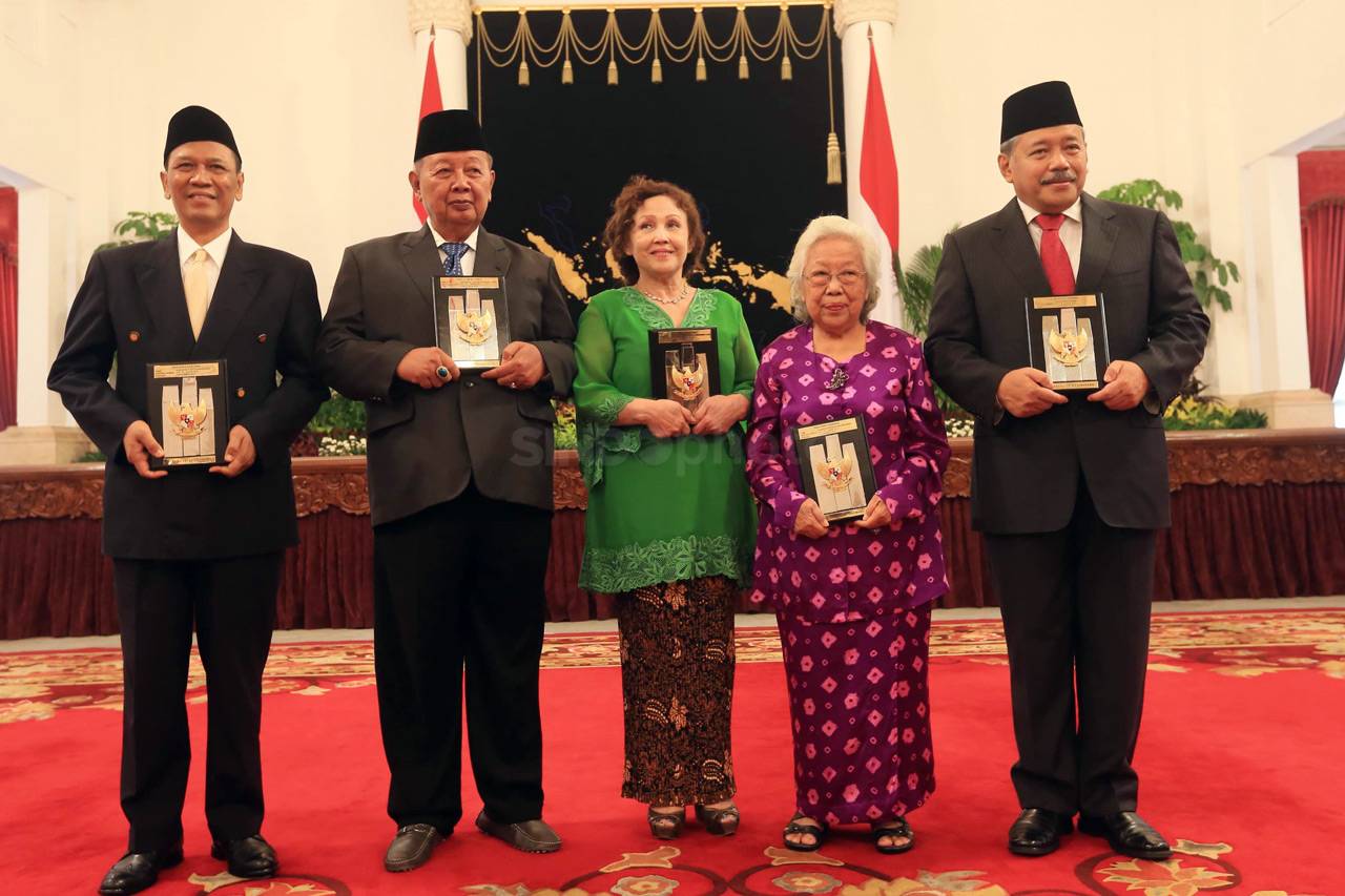 Presiden Berikan Gelar...