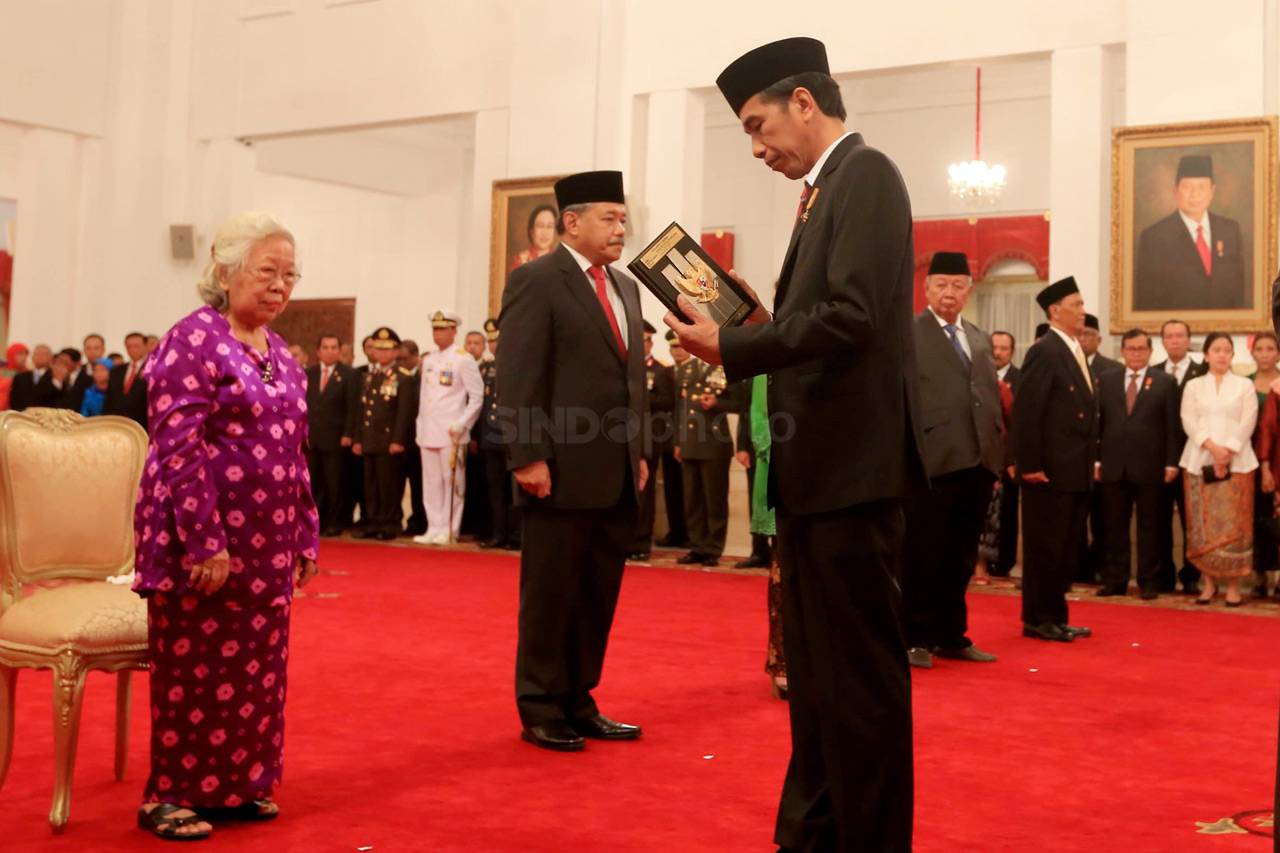 Presiden Berikan Gelar...