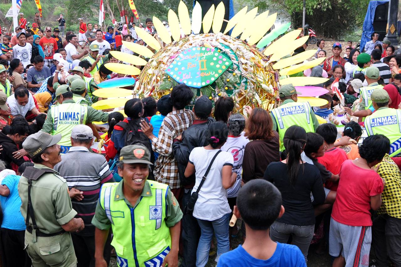 Festival Apem Sewu Lestarikan...