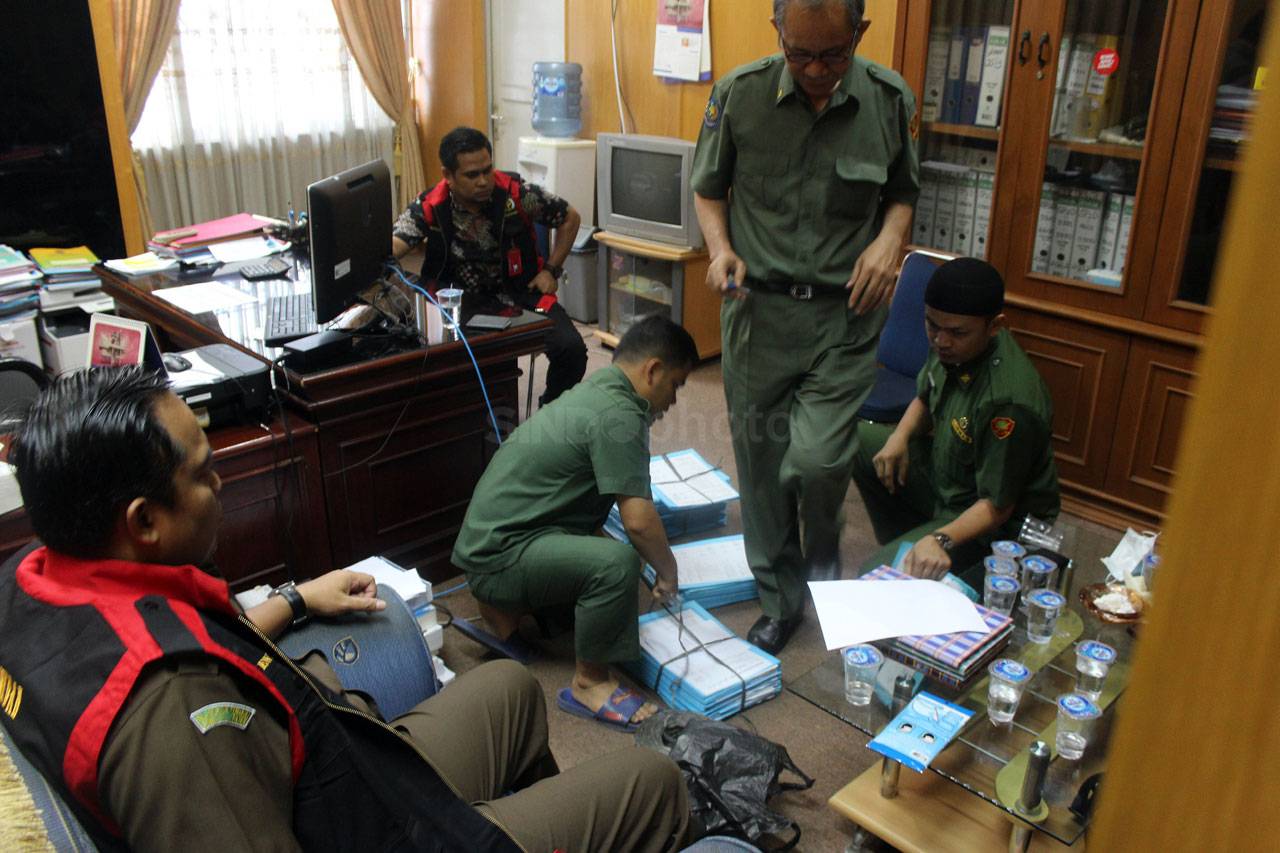 Kejagung Geledah Kantor...