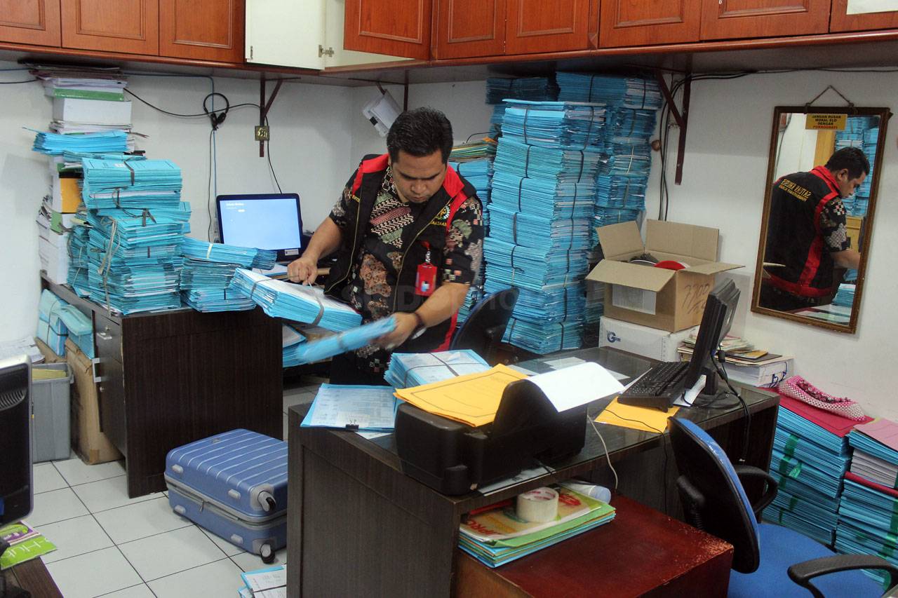 Kejagung Geledah Kantor...