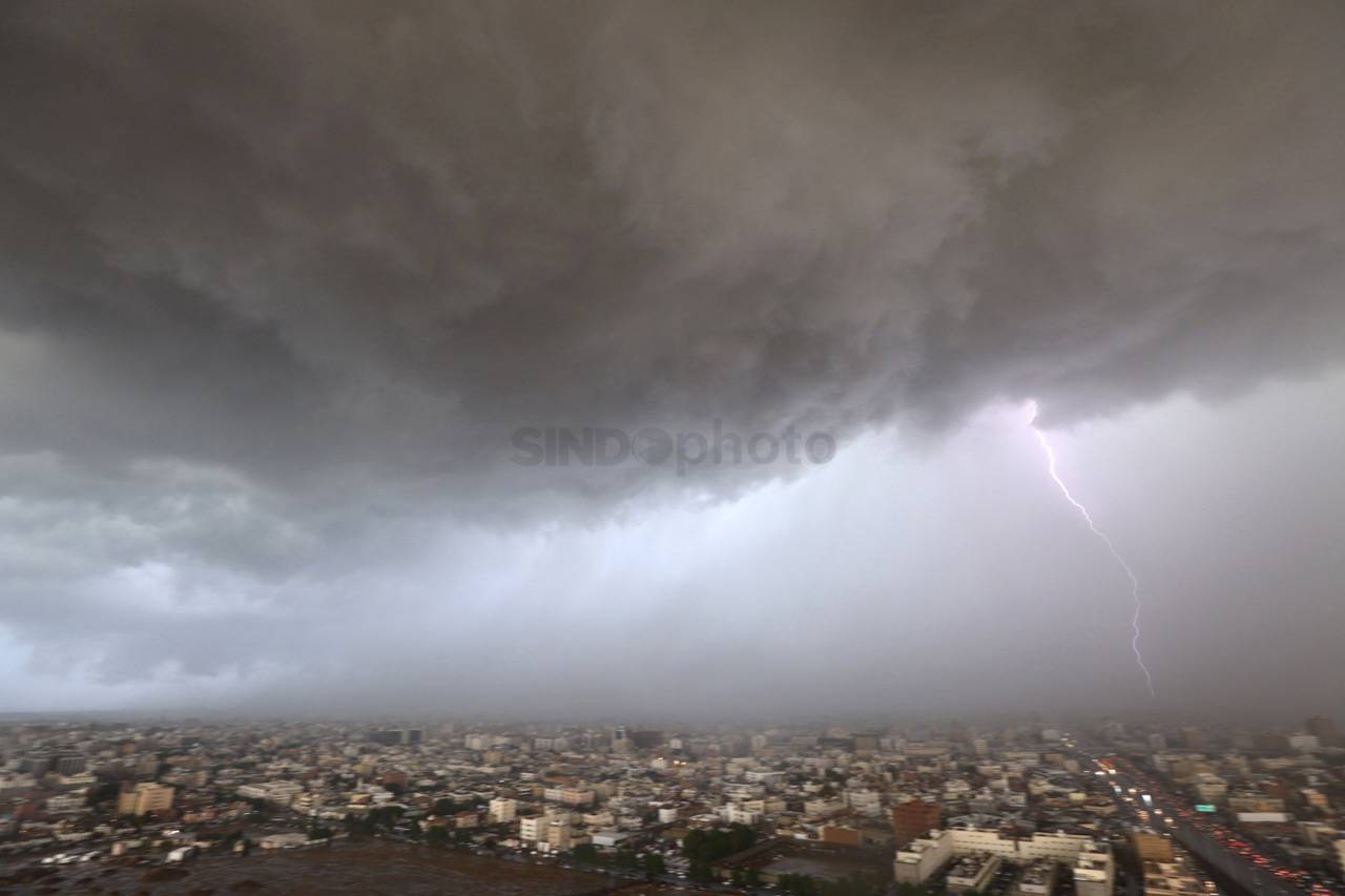 Hujan Deras Hantam Jeddah,...