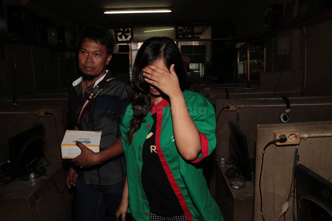 Polisi Grebek Industri...