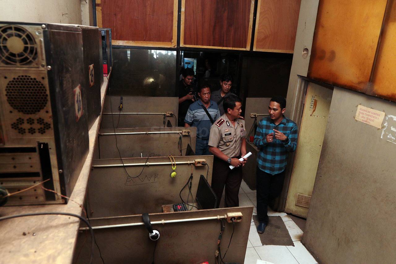 Polisi Grebek Industri...
