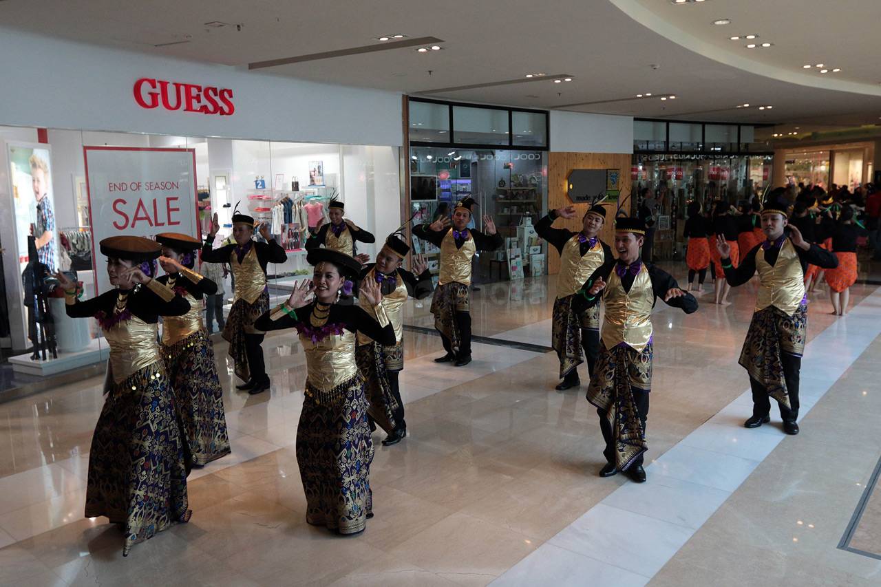 Ramai-Ramai Menari di...