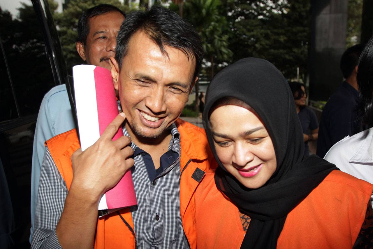 Penyidik Kejagung Periksa...