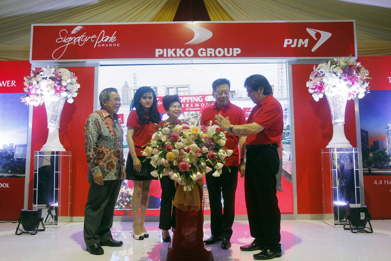 Topping off Menara The...