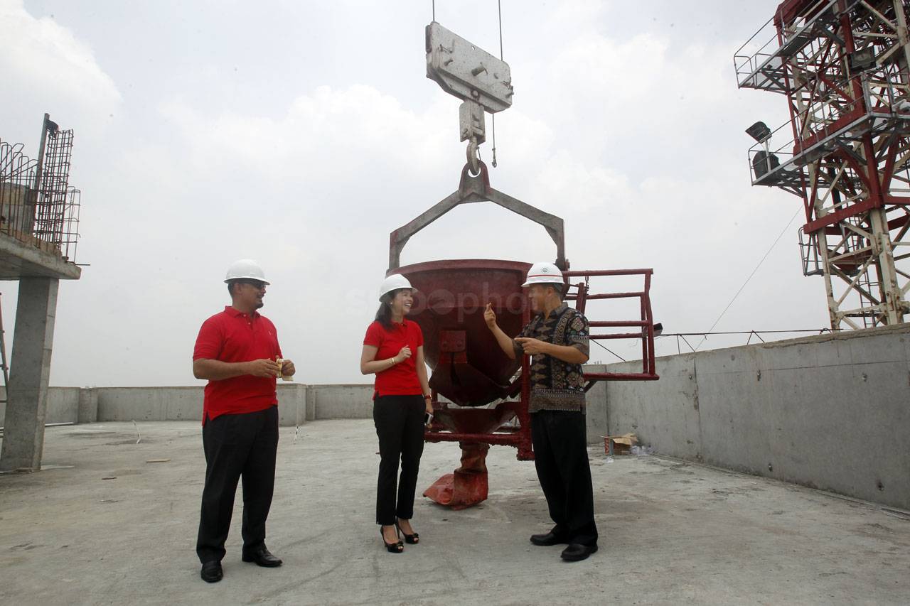 Topping off Menara The...