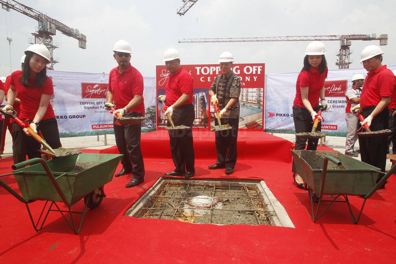 Topping off Menara The...