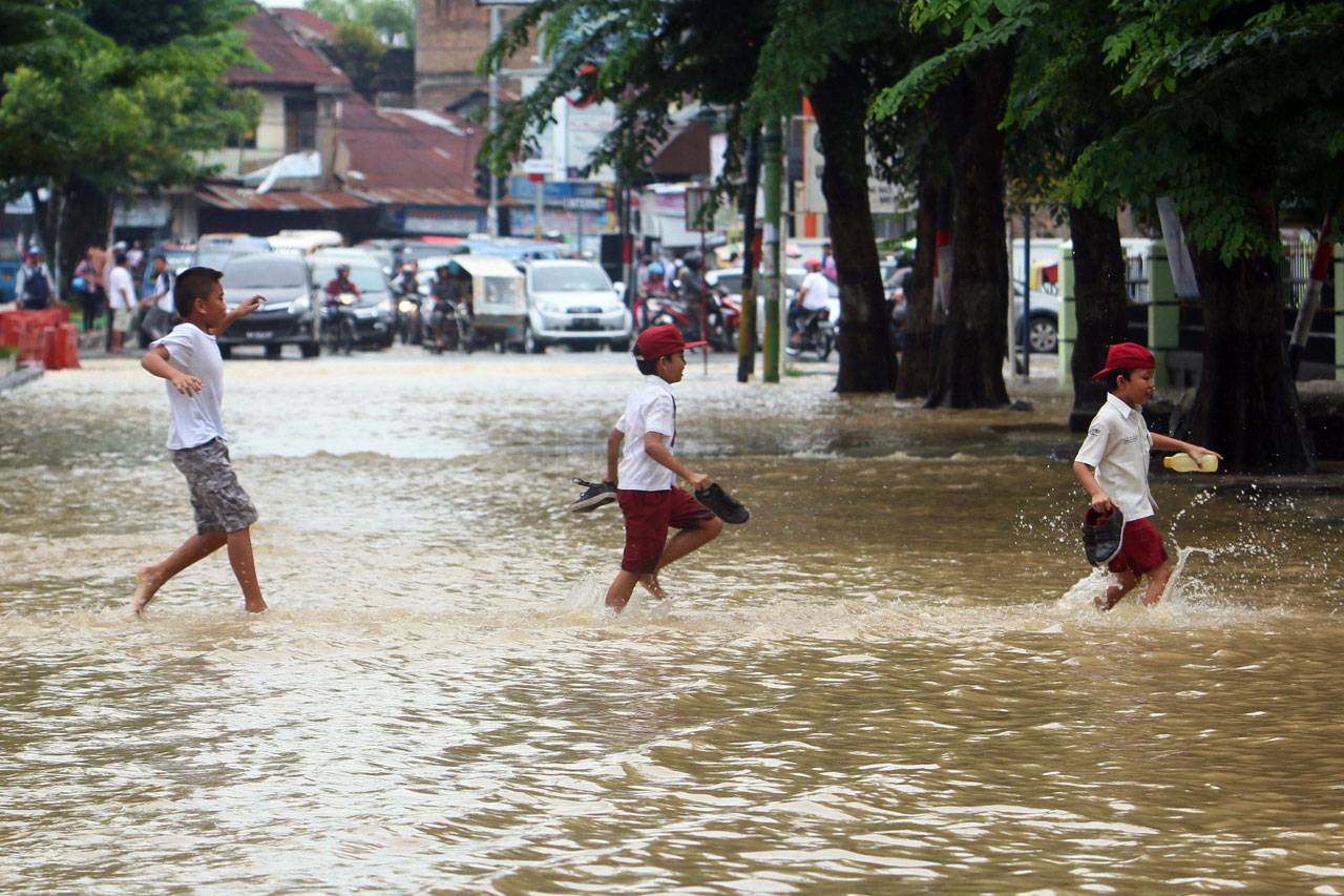 Sekolahan Terendam Banjir,...