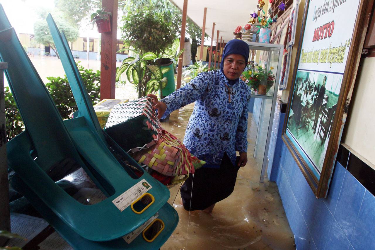 Sekolahan Terendam Banjir,...