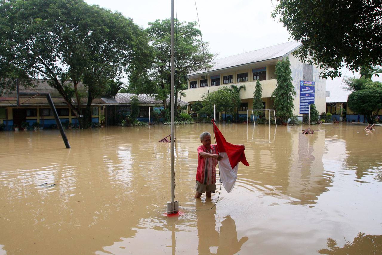 Sekolahan Terendam Banjir,...