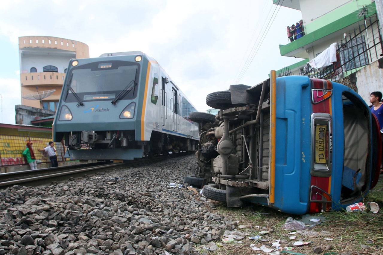 Angkot Tertabrak Kereta...