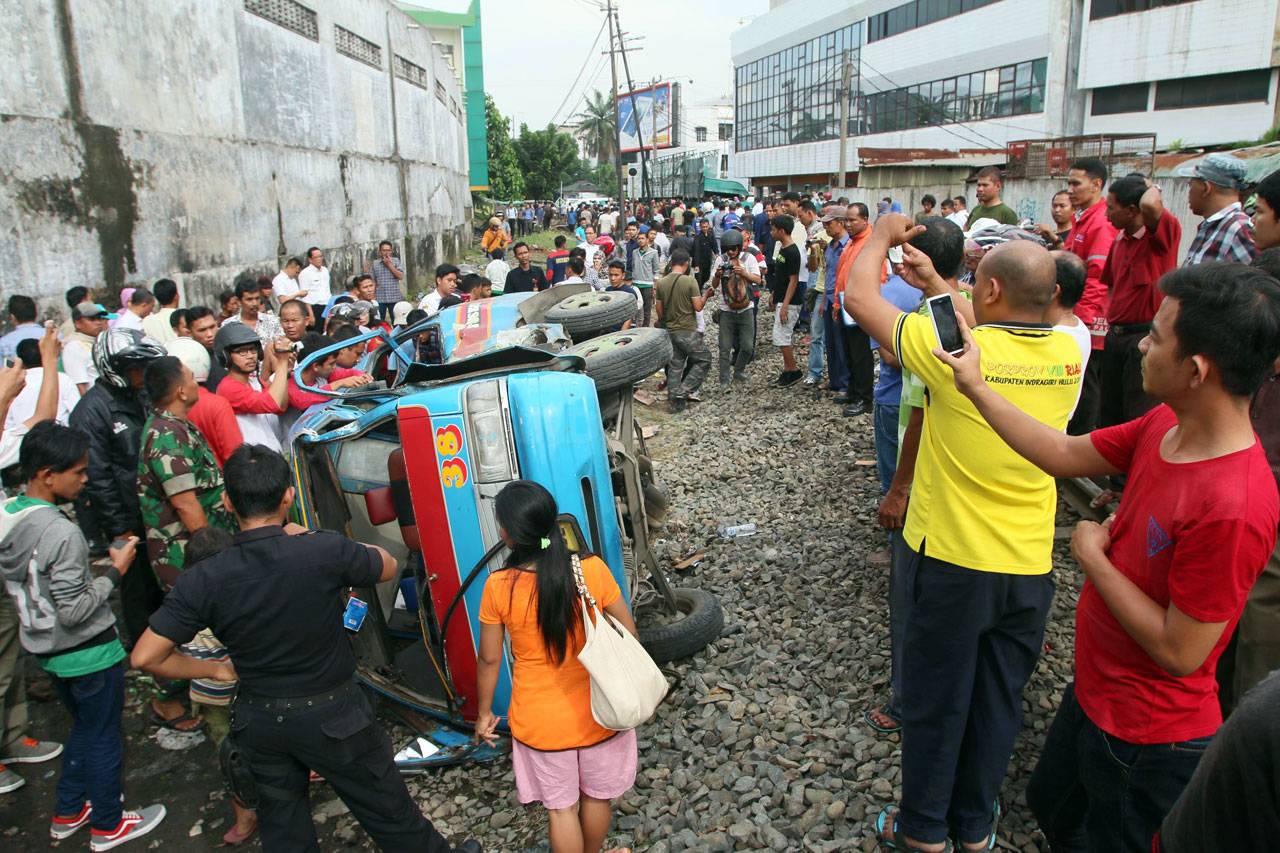 Angkot Tertabrak Kereta...