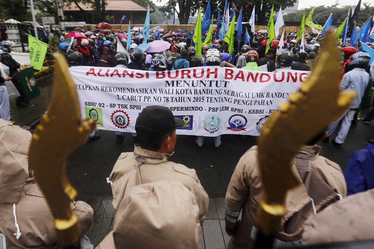 Buruh di Bandung Tolak...