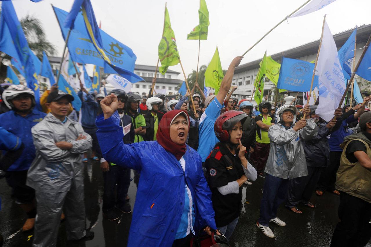 Buruh di Bandung Tolak...