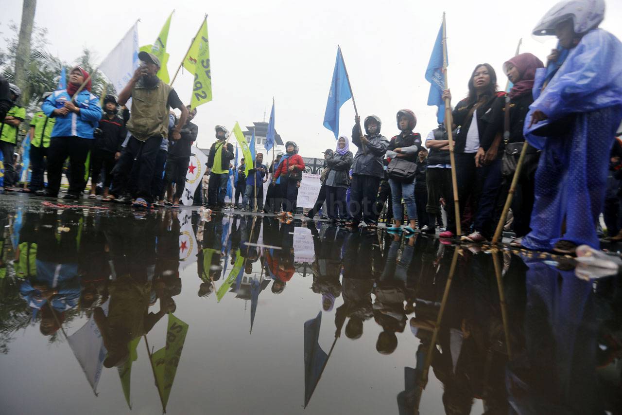 Buruh di Bandung Tolak...