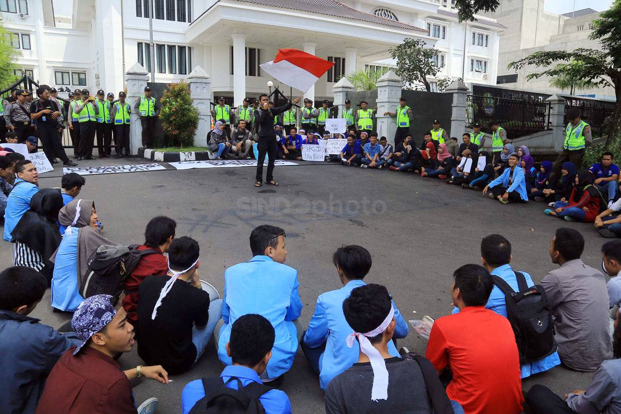 Mahasiswa Bandung Demo...