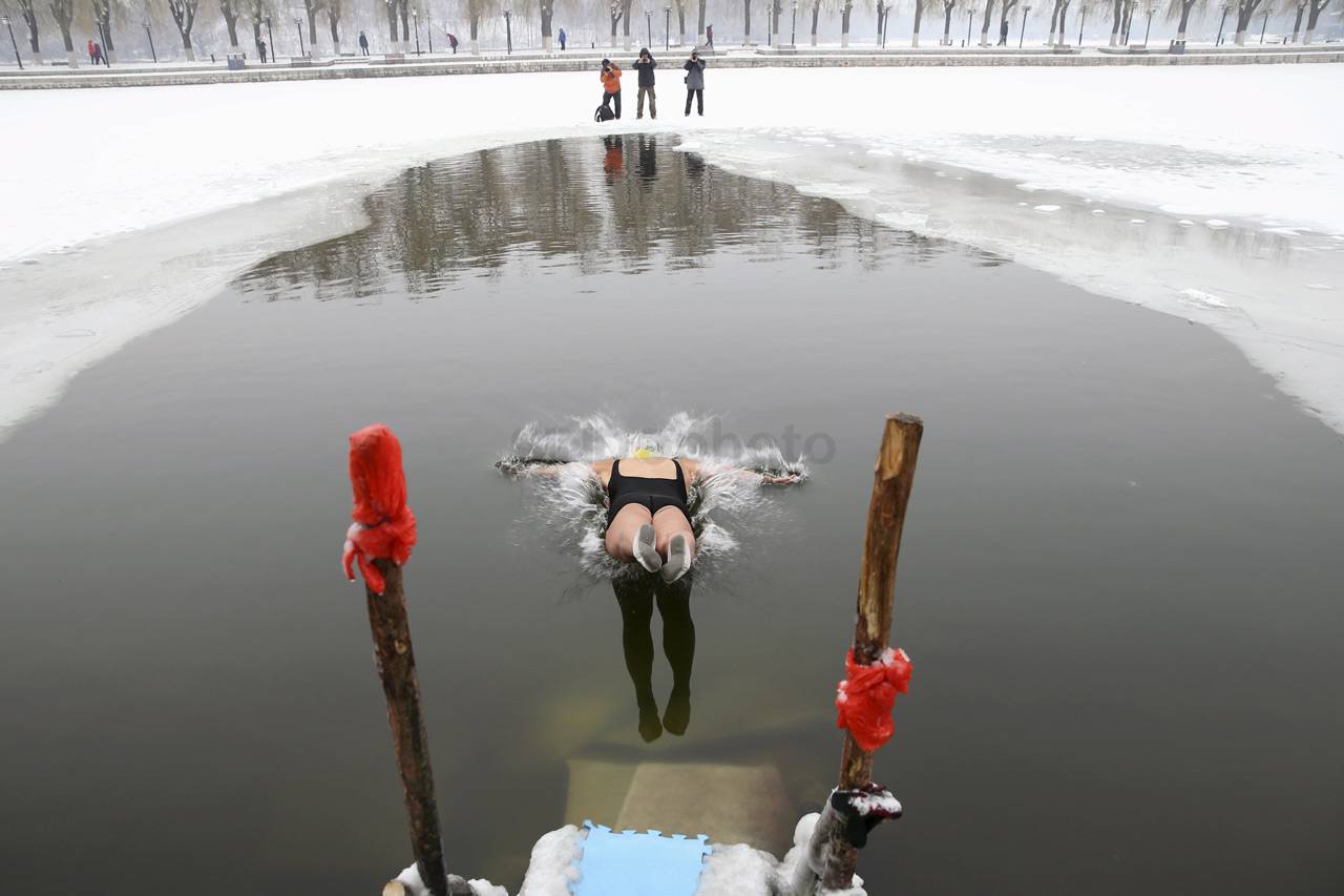Berenang di Es Saat...