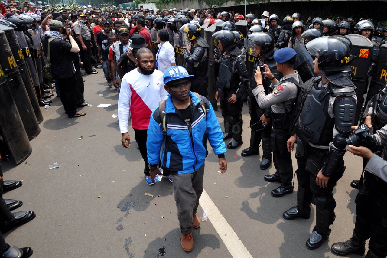 Polisi Bubarkan Demo...