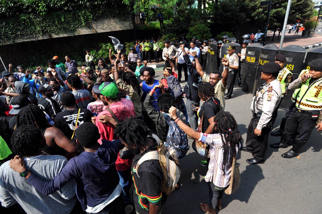 Polisi Bubarkan Demo...