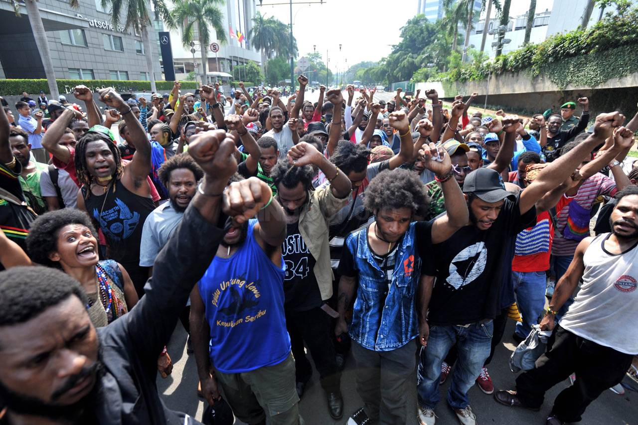 Polisi Bubarkan Demo...