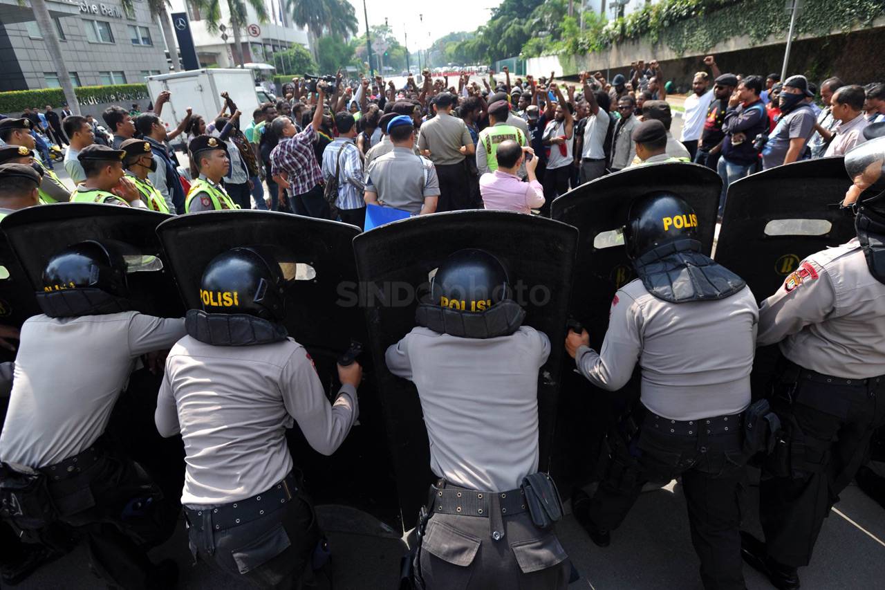 Polisi Bubarkan Demo...