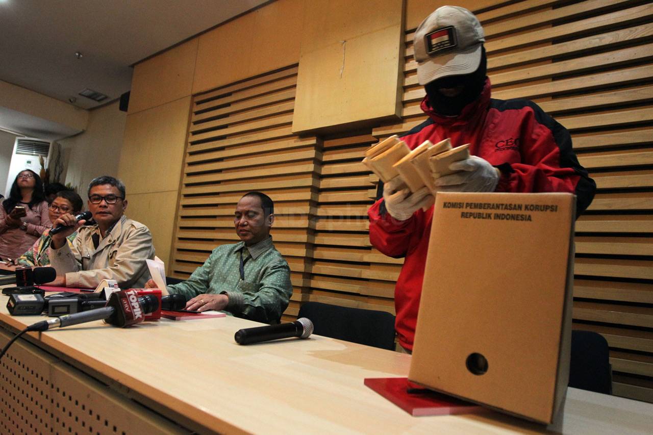 KPK Gelar Barang Bukti...