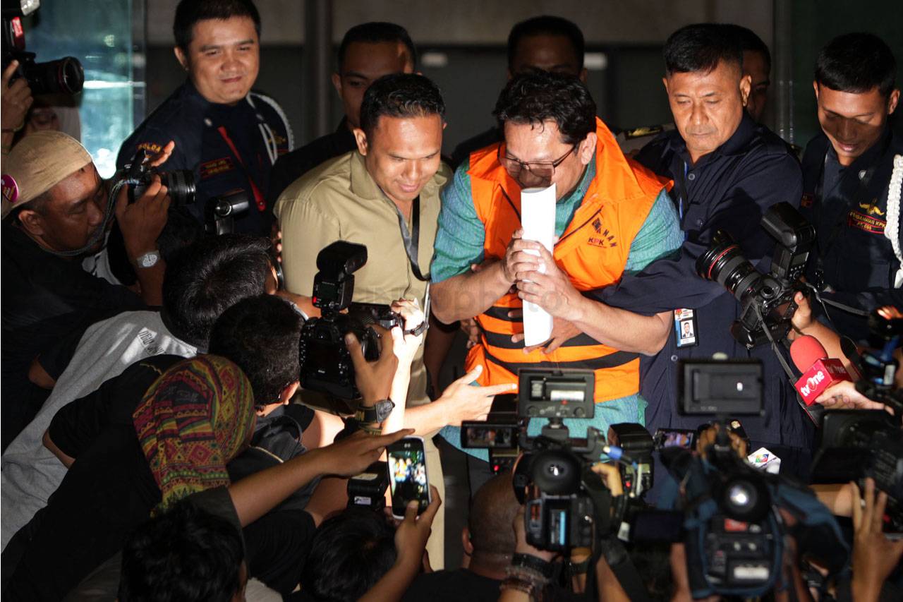 KPK Tahan Dua Anggota...