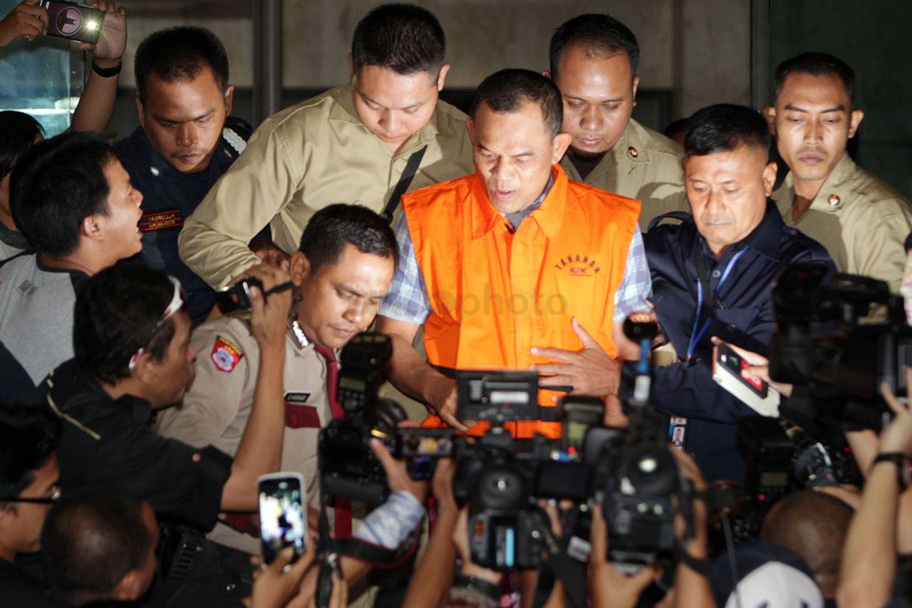 KPK Tahan Dua Anggota...