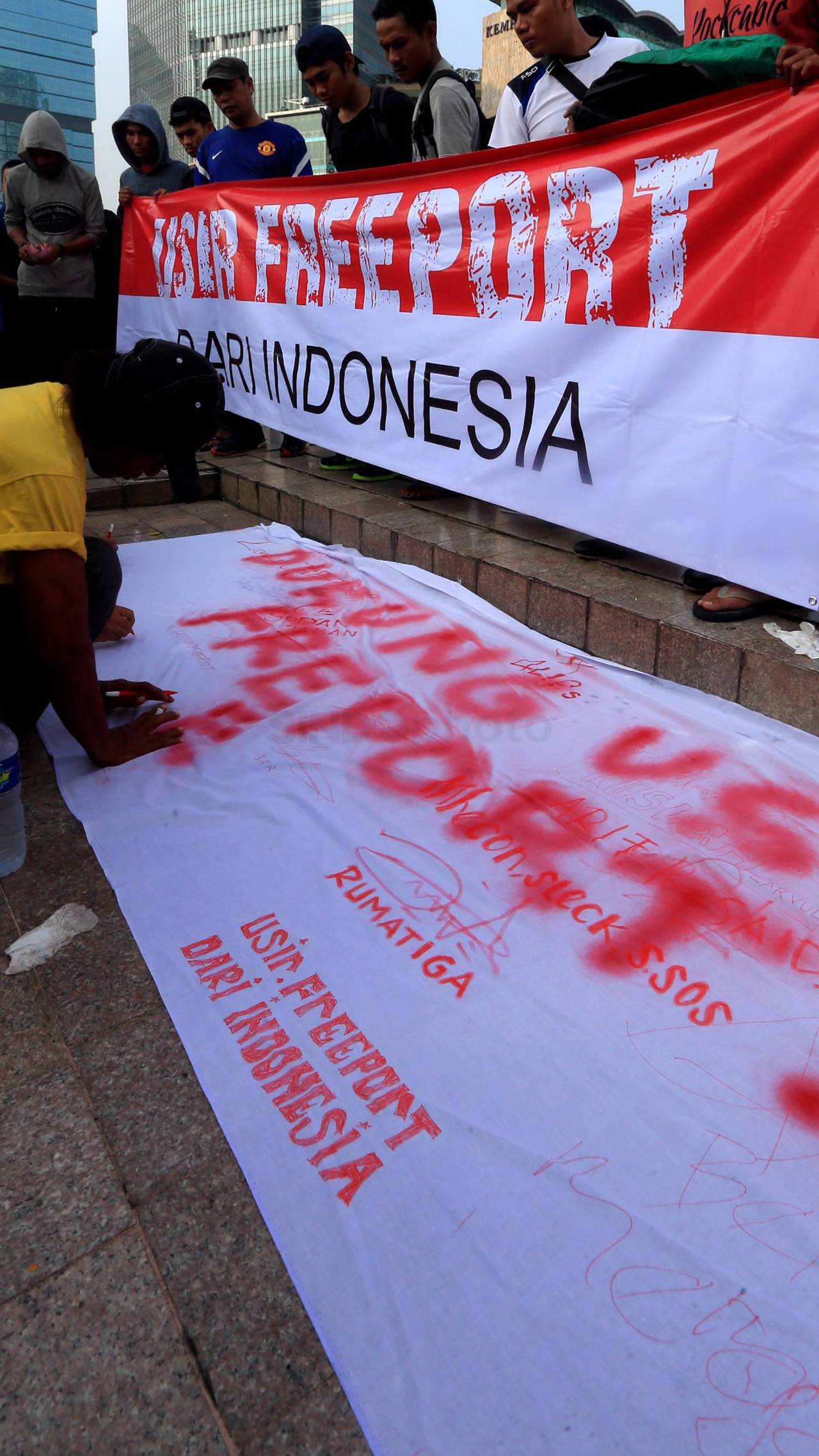 Mahasiswa Galang Dukungan...