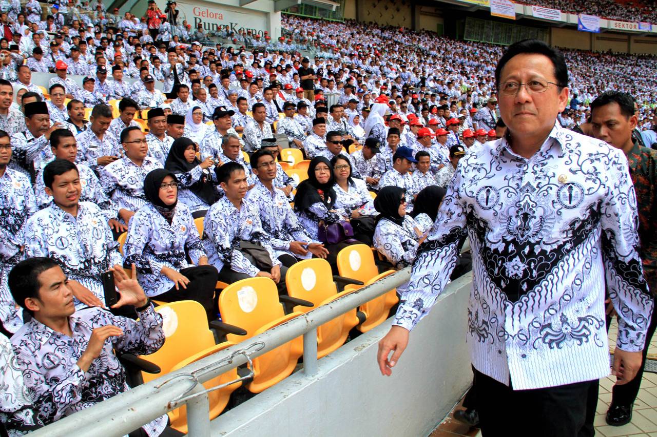Ribuan Guru Hadiri HUT...