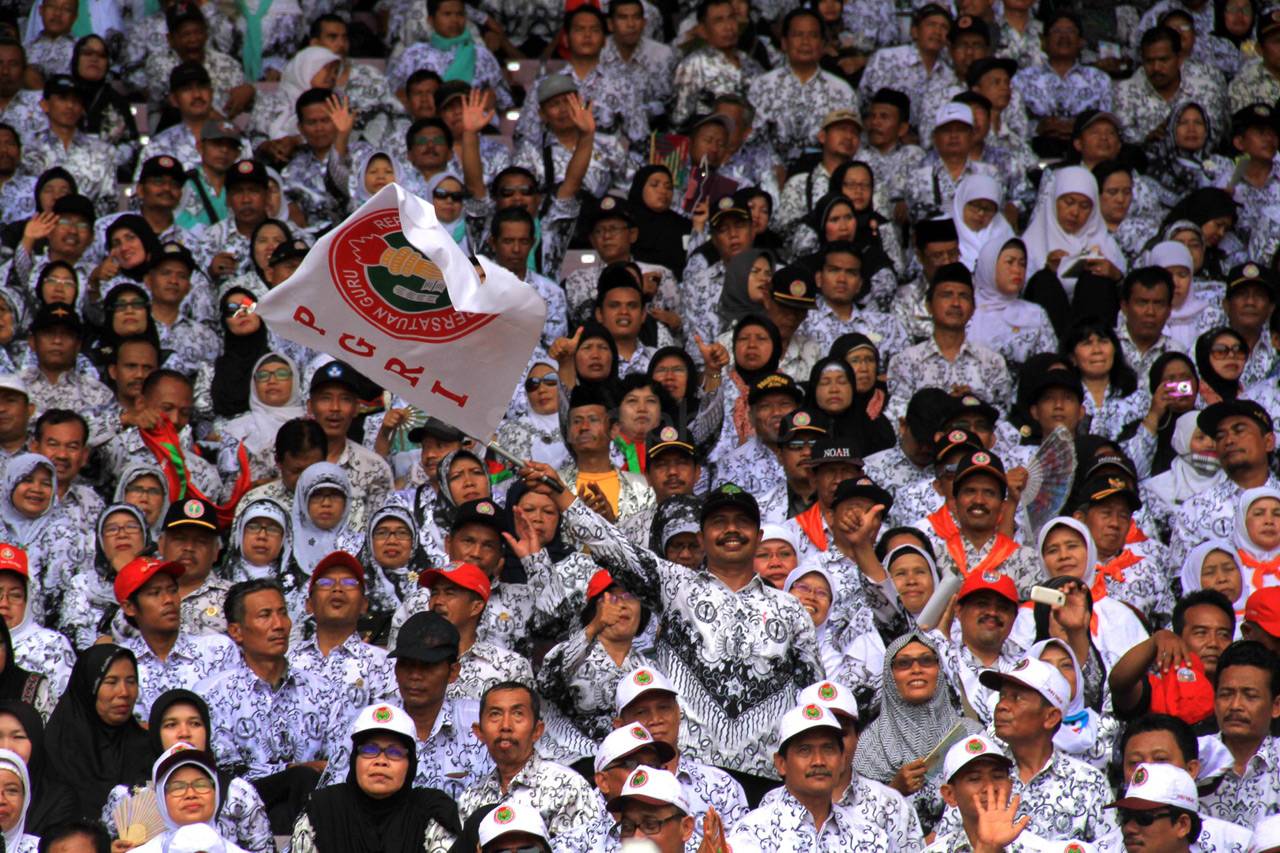 Ribuan Guru Hadiri HUT...