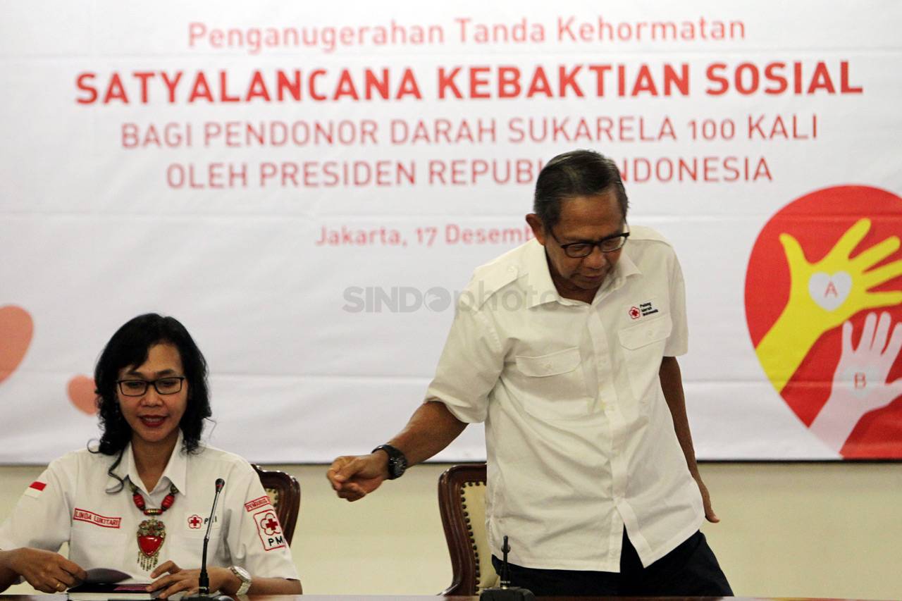 PMI Berikan Penghargaan...