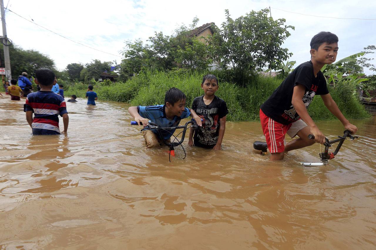 Banjir Lumpuhkan Kawasan...