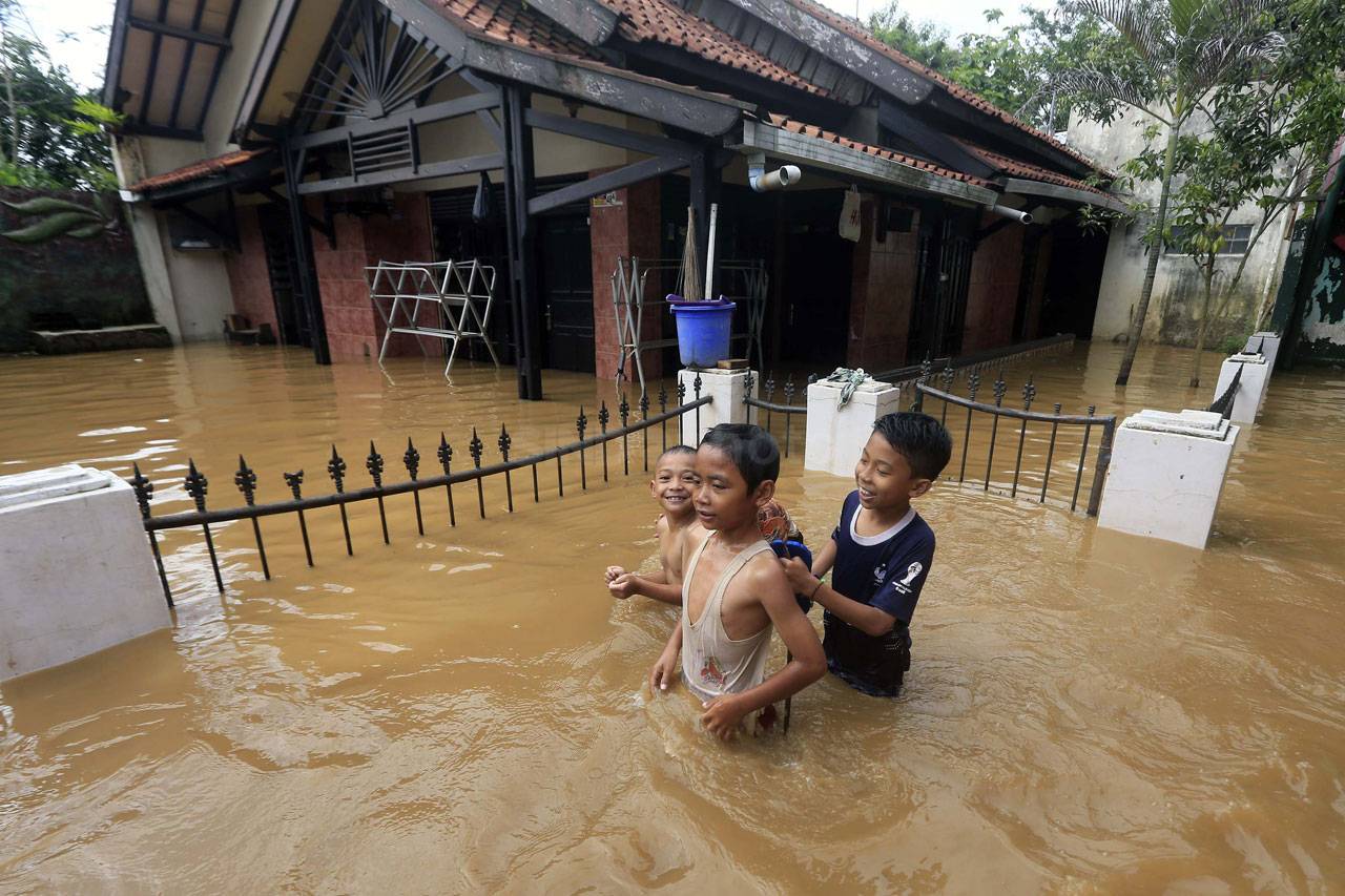 Banjir Lumpuhkan Kawasan...