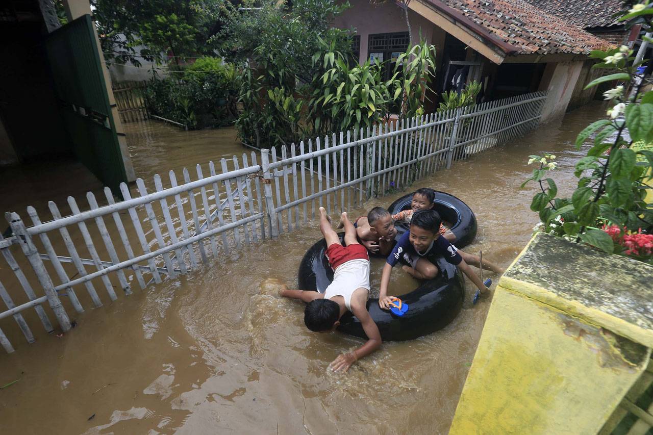Banjir Lumpuhkan Kawasan...