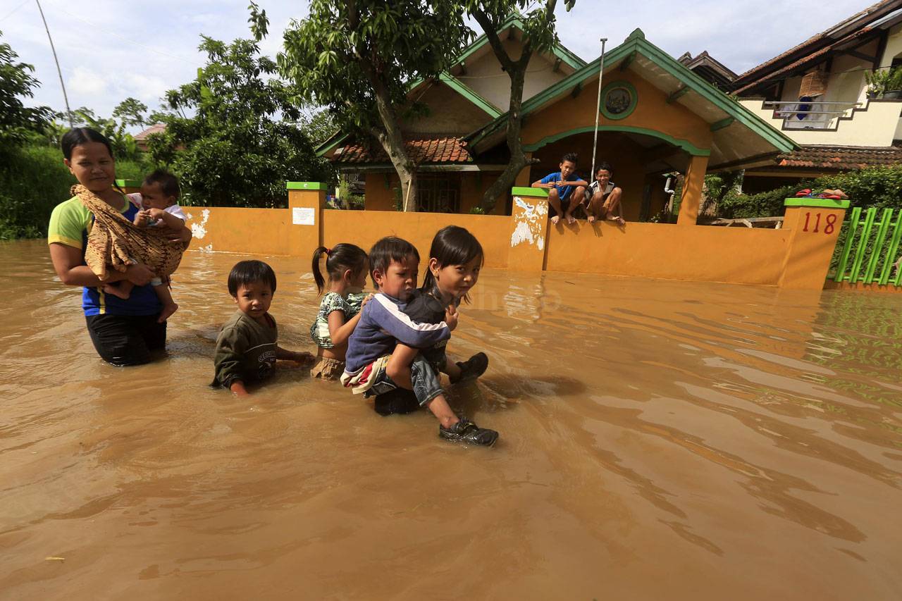 Banjir Lumpuhkan Kawasan...