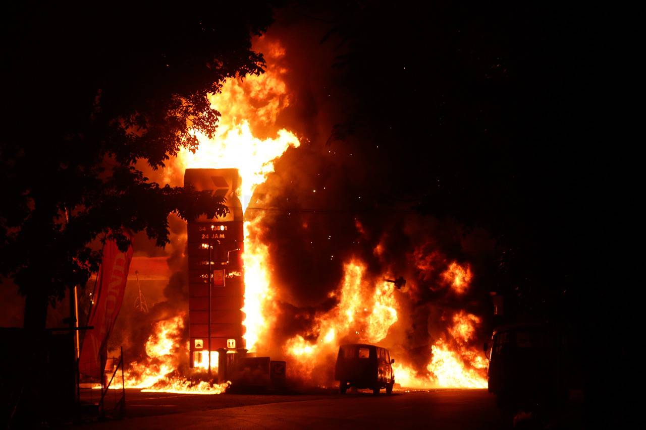 SPBU Depan RS Haji Terbakar...