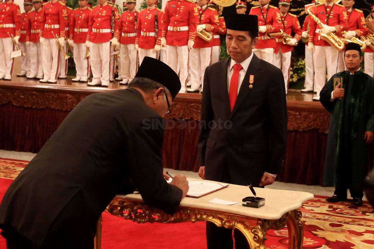 Presiden Jokowi Lantik...
