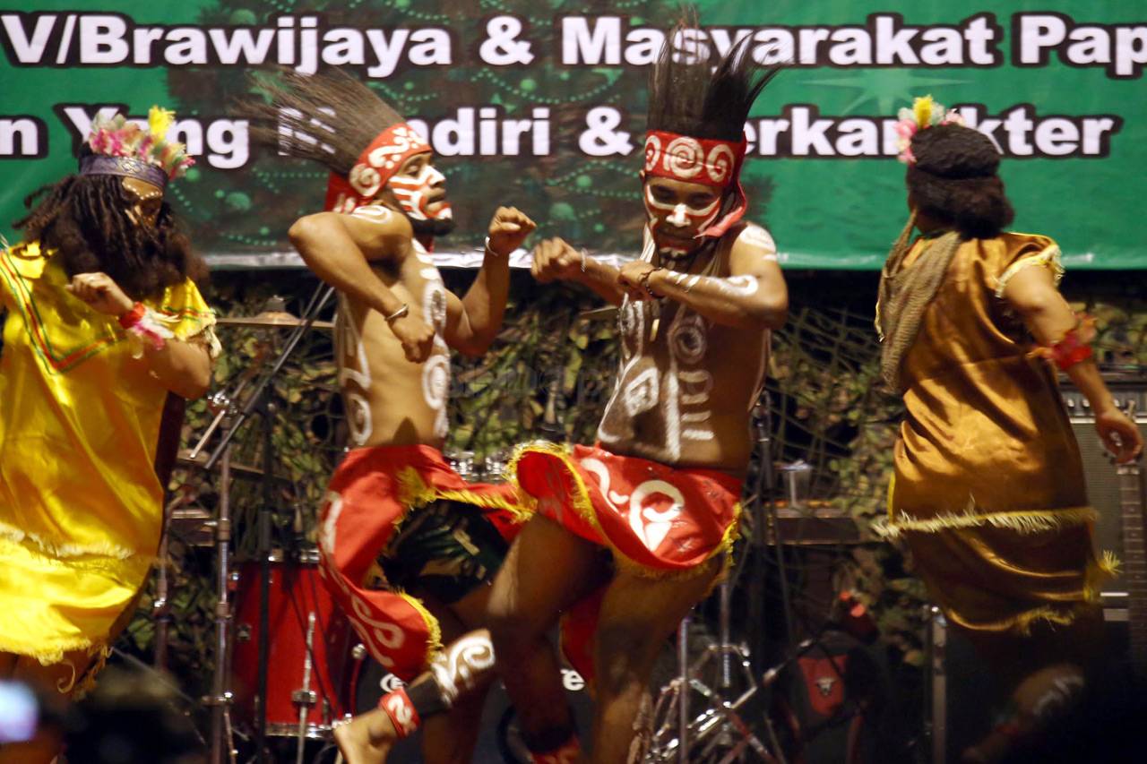 Ratusan Warga Papua...