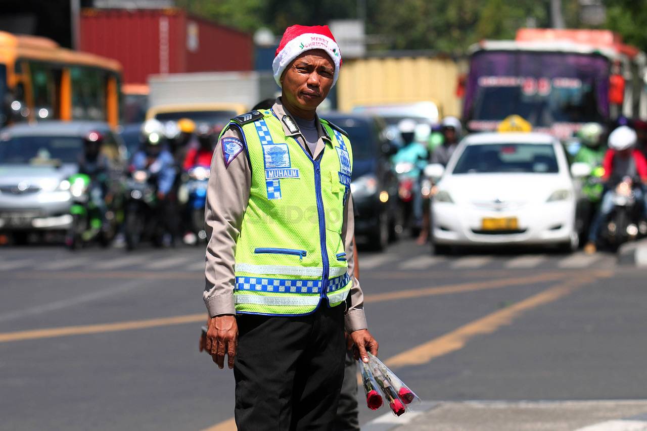 Polisi Sinterklas Bagikan...