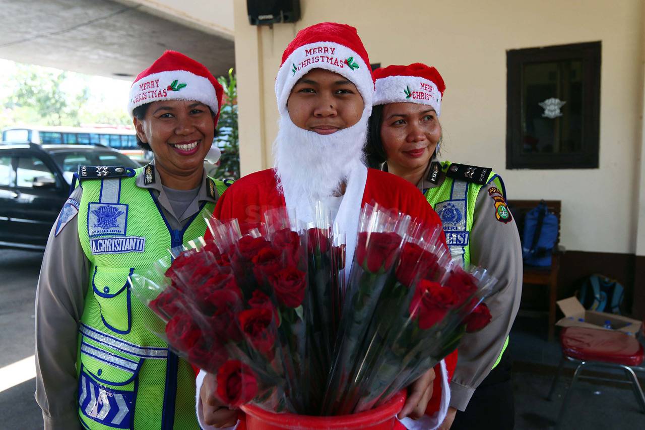 Polisi Sinterklas Bagikan...